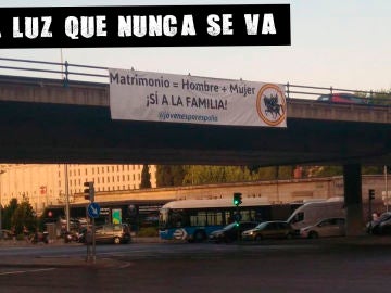 Cartel en el puente de Nuevos Ministerios de Madrid Cartel en el puente de Nuevos Ministerios de Madrid