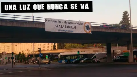 Cartel en el puente de Nuevos Ministerios de Madrid Una luz que nunca se va