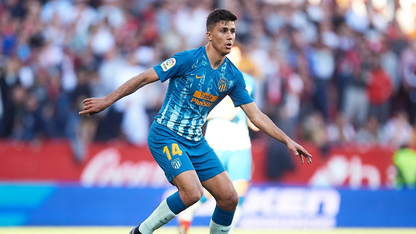 Rodri Hernández conduce el balón Rodri Hernández conduce el balón