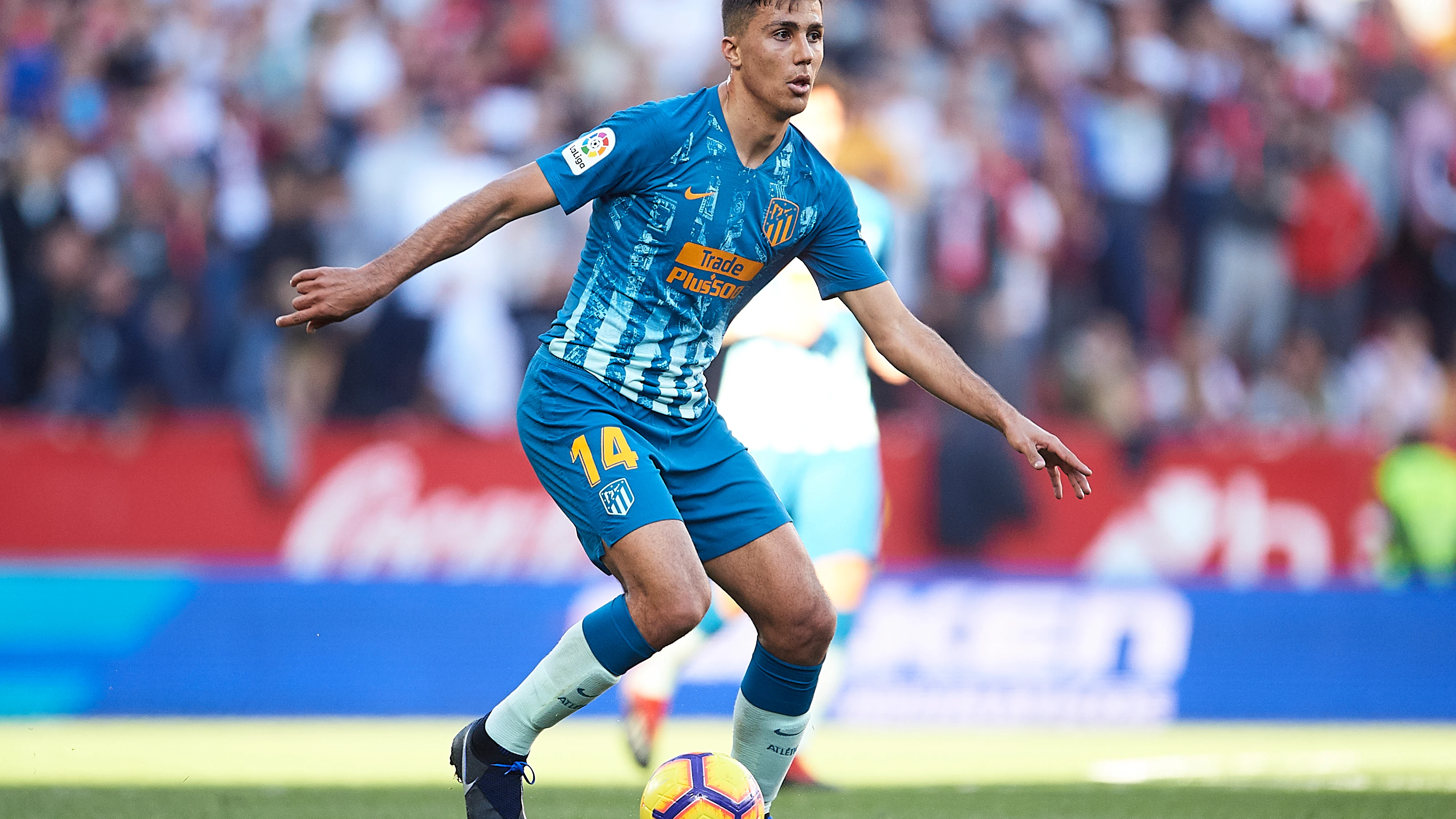 Rodri Hernández conduce el balón