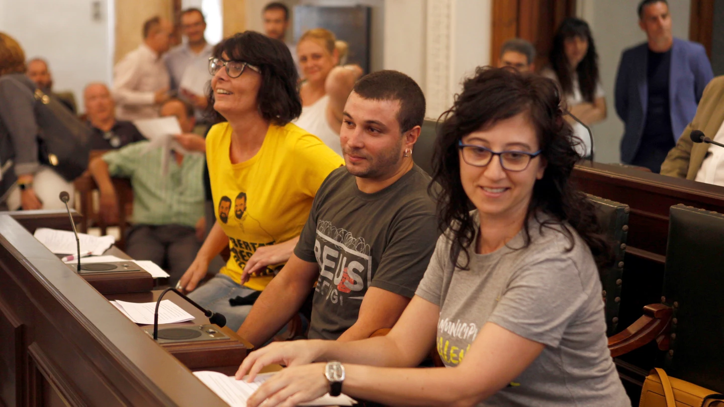 Los tres concejales de la CUP de Reus juran la Constitución en tono irónico Los tres concejales de la CUP de Reus juran la Constitución en tono irónico