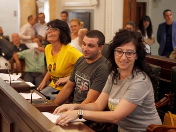 Los tres concejales de la CUP de Reus juran la Constitución en tono irónico Los tres concejales de la CUP de Reus juran la Constitución en tono irónico