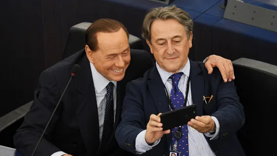 El posado de Hermann Tertsch con Silvio Berlusconi El posado de Hermann Tertsch con Silvio Berlusconi