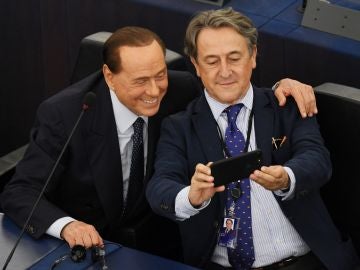 El posado de Hermann Tertsch con Silvio Berlusconi El posado de Hermann Tertsch con Silvio Berlusconi