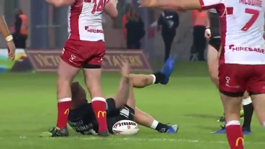 Un jugador de rugby se disloca la rodilla y se la recoloca... ¡a golpes! Un jugador de rugby se disloca la rodilla y se la recoloca... ¡a golpes!