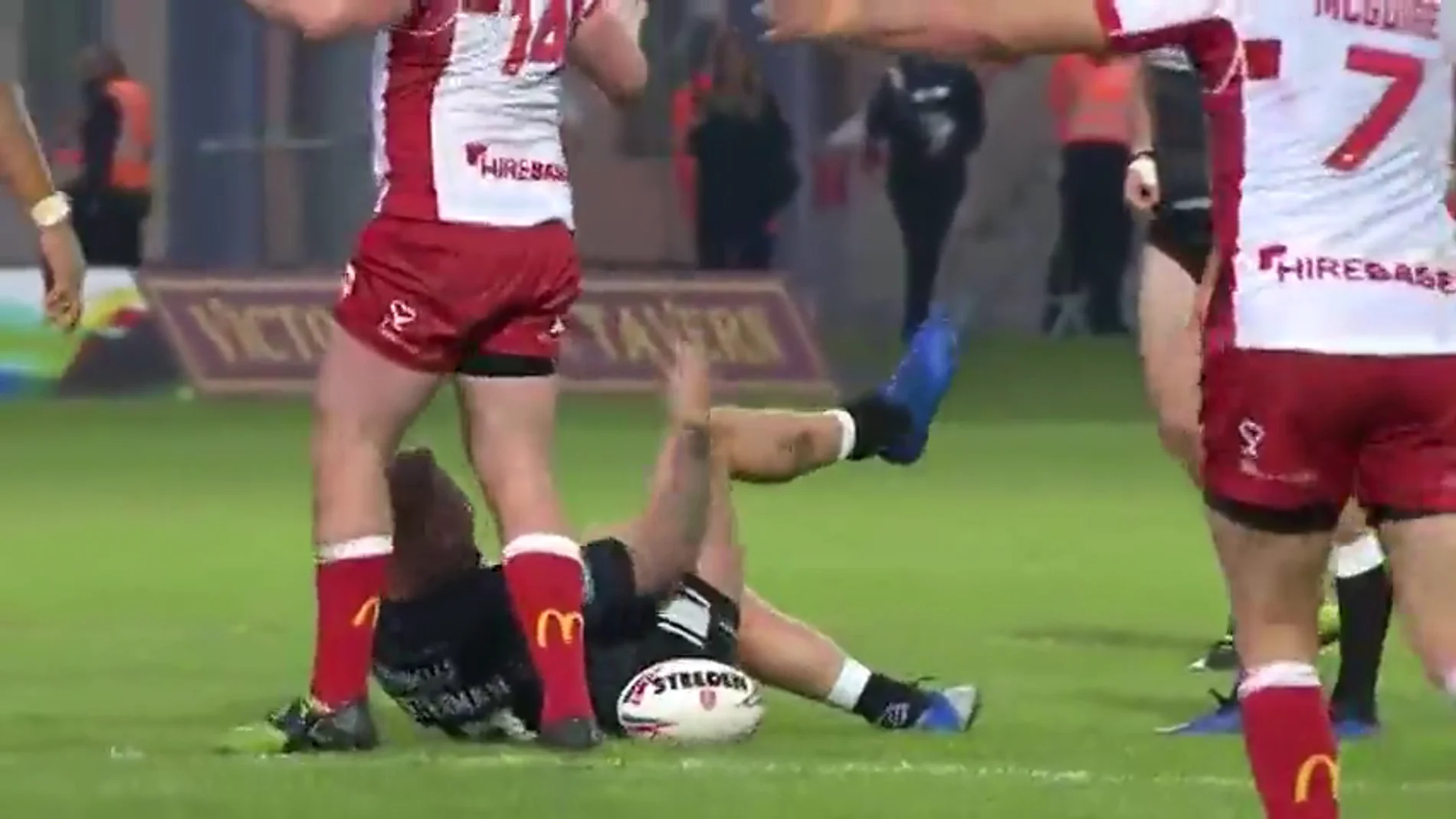 Un jugador de rugby se disloca la rodilla y se la recoloca... ¡a golpes!