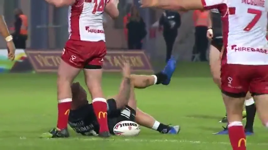 Un jugador de rugby se disloca la rodilla y se la recoloca... ¡a golpes!