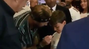 Sergio Ramos firma autógrafos a su llegada a Egipto