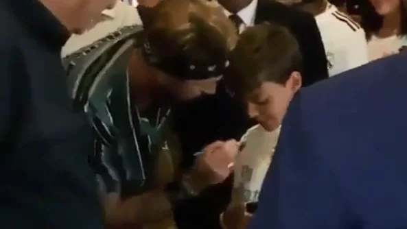 Sergio Ramos firma autógrafos a su llegada a Egipto