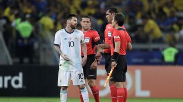 El árbitro ecuatoriano Robby Zambrano habla con Messi
