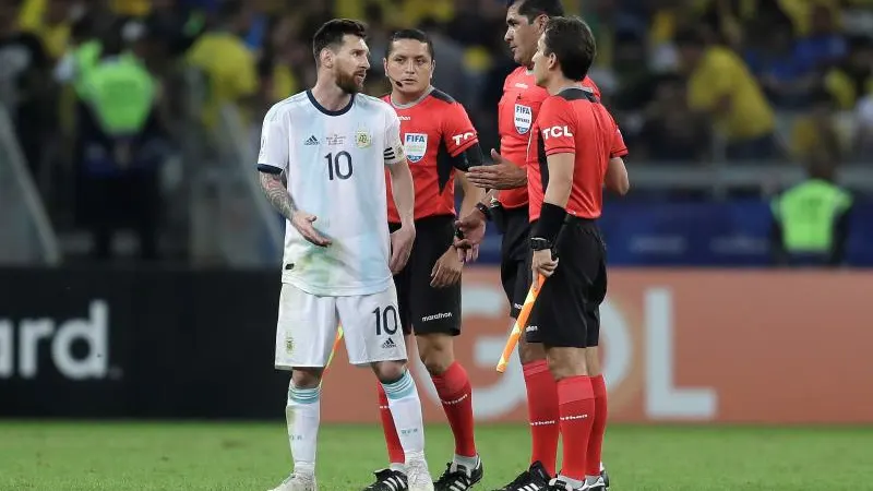 El árbitro ecuatoriano Robby Zambrano habla con Messi