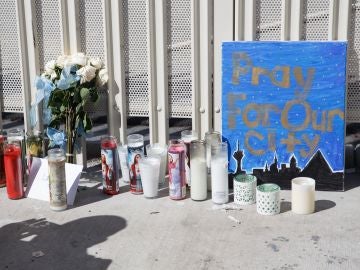Velas y flores como homenaje a las víctimas del tiroteo sucedido en un festival de Las Vegas en 2017. Velas y flores como homenaje a las víctimas del tiroteo sucedido en un festival de Las Vegas en 2017.