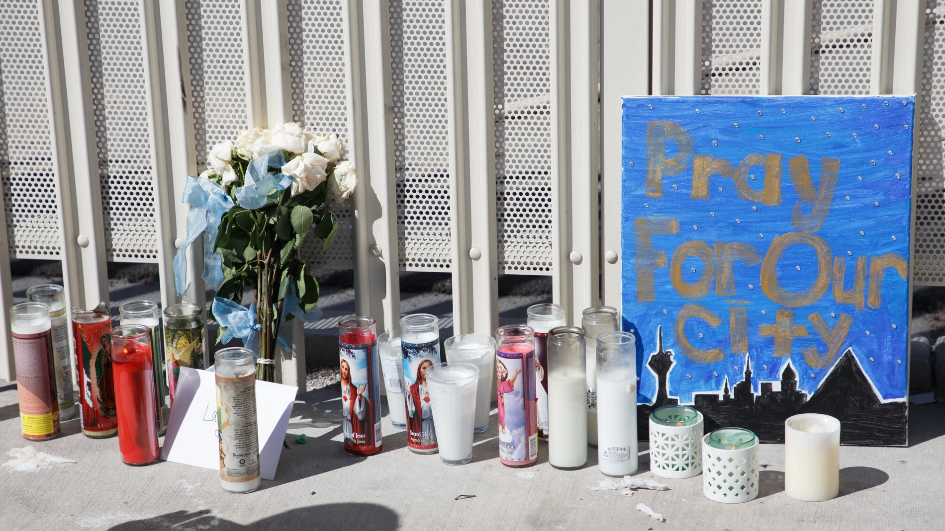 Velas y flores como homenaje a las víctimas del tiroteo sucedido en un festival de Las Vegas en 2017. 