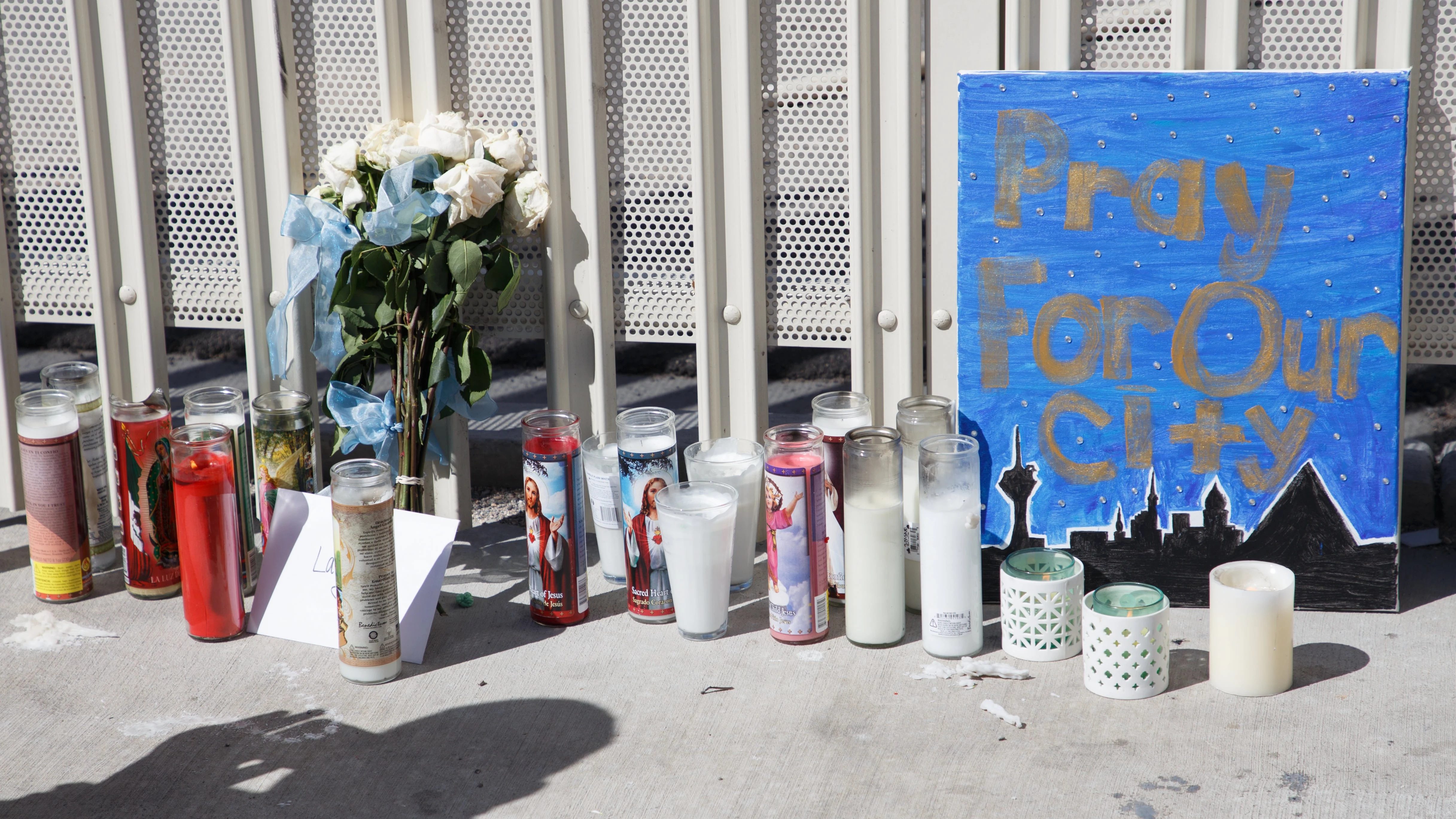 Velas y flores como tributo a las víctimas del tiroteo sucedido en un festival de Las Vegas en 2017. 