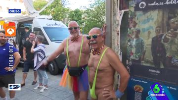 Una pareja luciendo el bañador de Borat en las fiestas del Orgullo LGTBI