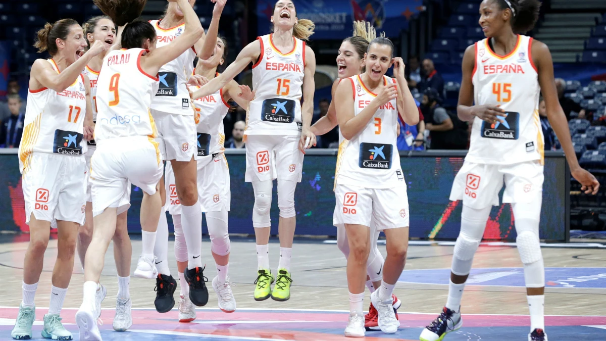 Las jugadoras de España celebran una victoria