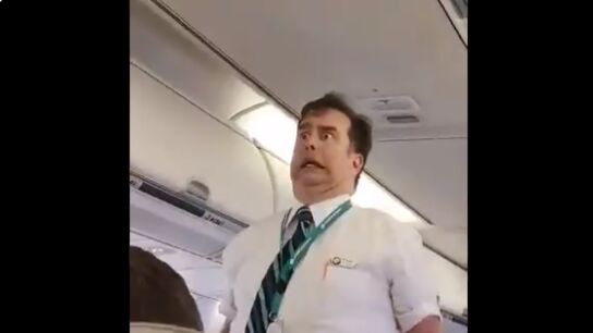 Las divertidas indicaciones de seguridad de un auxiliar de vuelo