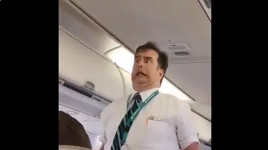 Las divertidas indicaciones de seguridad de un auxiliar de vuelo Las divertidas indicaciones de seguridad de un auxiliar de vuelo