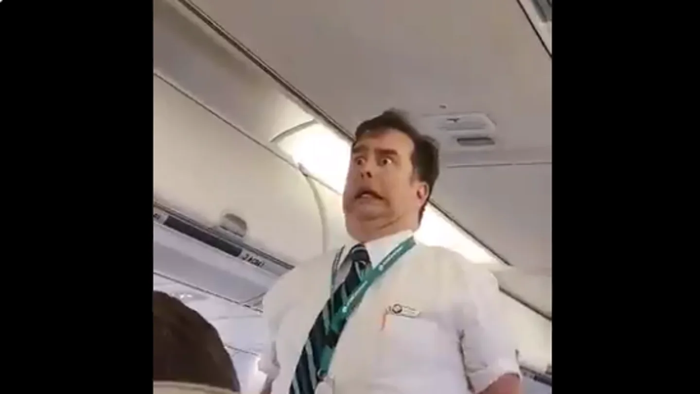 Las divertidas indicaciones de seguridad de un auxiliar de vuelo Las divertidas indicaciones de seguridad de un auxiliar de vuelo