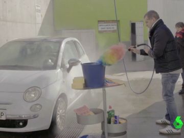El día que Toni Cantó recordó su pasado en UPyD lavando el coche a una ciudadana El día que Toni Cantó recordó su pasado en UPyD lavando el coche a una ciudadana