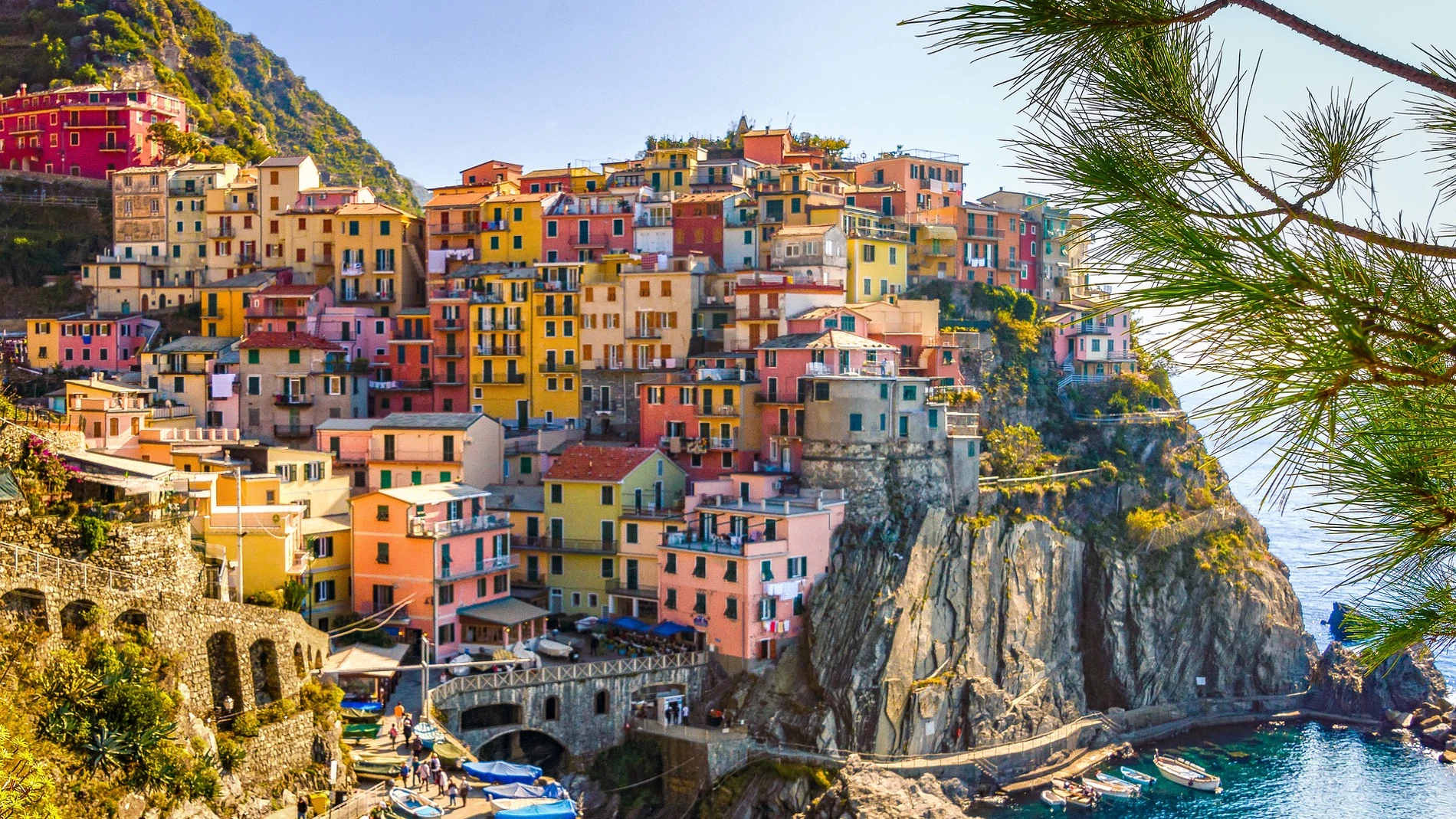 Imagen de las casas de un pueblo costero en Italia.