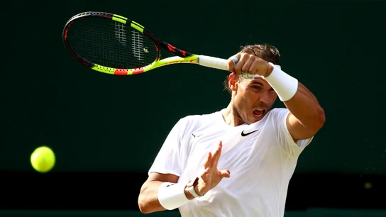 Rafa Nadal golpea una bola Rafa Nadal golpea una bola