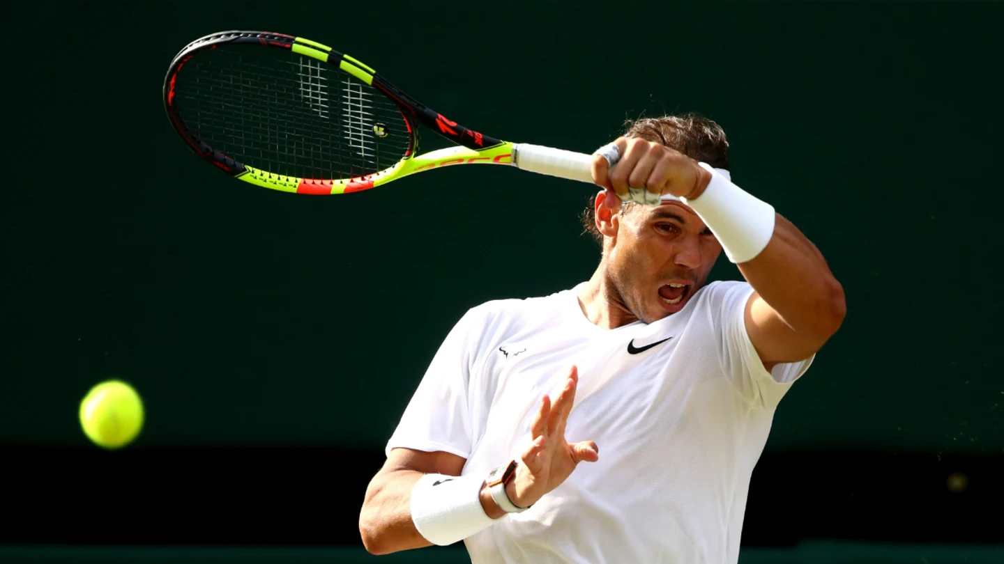 Rafa Nadal golpea una bola Rafa Nadal golpea una bola