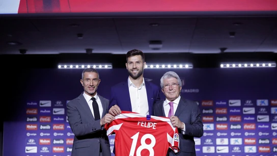 Felipe, con el 18 del Atlético Felipe, con el 18 del Atlético
