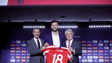 Felipe, con el 18 del Atlético