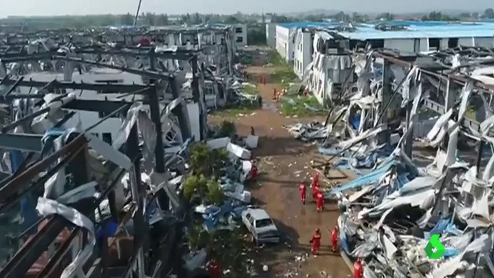 Al menos seis muertos y 190 heridos en China tras el paso de un devastador tornado Al menos seis muertos y 190 heridos en China tras el paso de un devastador tornado
