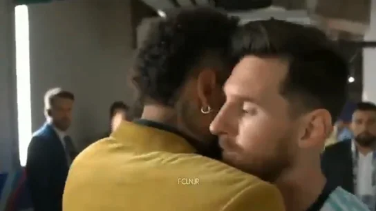 El abrazo entre Messi y Neymar El abrazo entre Messi y Neymar