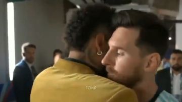 El abrazo entre Messi y Neymar