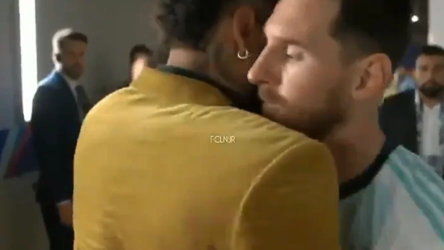 El abrazo entre Messi y Neymar