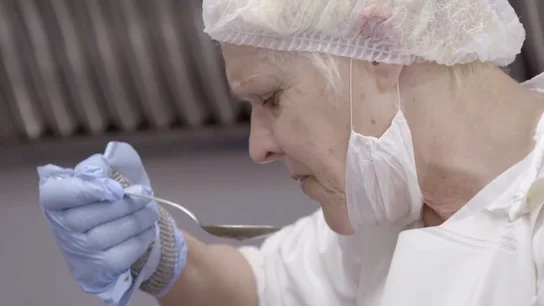 Probando el cocido varias veces con la misma cuchara: la jefa infiltrada se queda sin palabras con la cocinera de La Ermita Probando el cocido varias veces con la misma cuchara: la jefa infiltrada se queda sin palabras con la cocinera de La Ermita