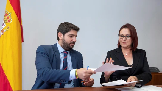 López Miras y la diputada de Ciudadanos El PP y Ciudadanos firman el acuerdo de Gobierno en Murcia
