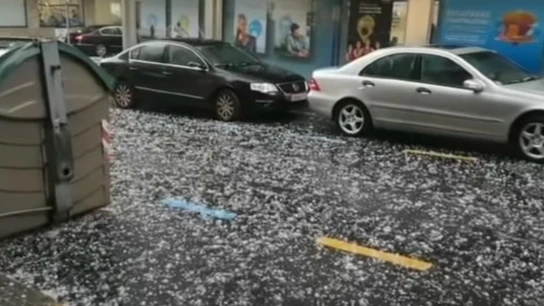 Las insólitas imágenes del granizo en Galicia días después de una histórica ola de calor: han caído 1.600 rayos Las insólitas imágenes del granizo en Galicia días después de una histórica ola de calor: han caído 1.600 rayos