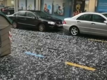 Las insólitas imágenes del granizo en Galicia días después de una histórica ola de calor: han caído 1.600 rayos Las insólitas imágenes del granizo en Galicia días después de una histórica ola de calor: han caído 1.600 rayos