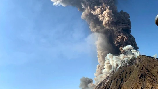 El volcán Estrómboli, en Italia, está en erupción El volcán Estrómboli, en Italia, está en erupción