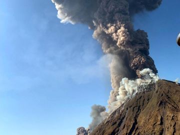 El volcán Estrómboli, en Italia, está en erupción El volcán Estrómboli, en Italia, está en erupción