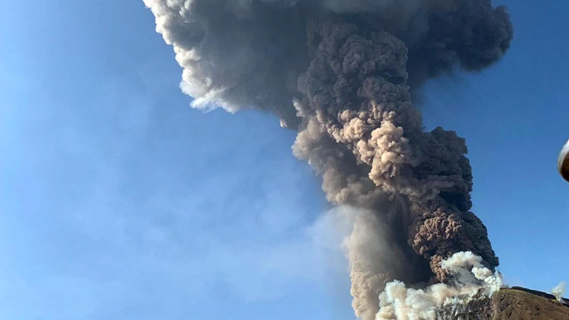 El volcán Estrómboli, en Italia, está en erupción