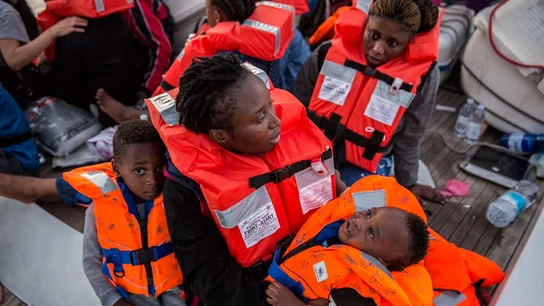 Los migrantes rescatados a bordo del velero Los migrantes rescatados a bordo del velero