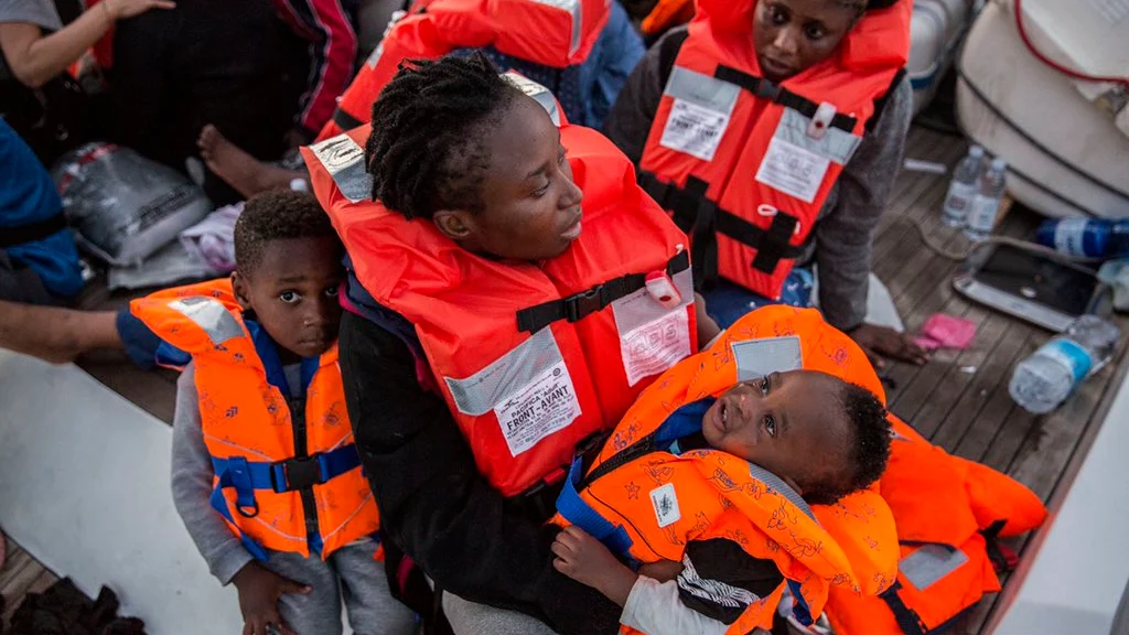 Los migrantes rescatados a bordo del velero