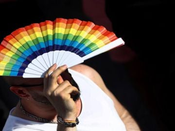 Un hombre con un abanico LGTBI Un hombre con un abanico LGTBI
