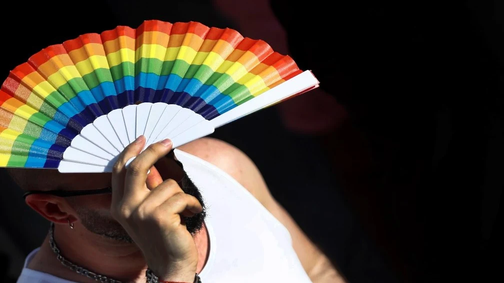 Un hombre con un abanico LGTBI