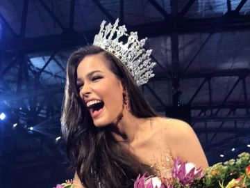Jennifer Paweensuda Drouin tras ser coronada como Miss Tailandia Jennifer Paweensuda Drouin tras ser coronada como Miss Tailandia