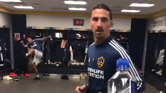 Ibrahimovic, haciendo el #BottleCapChallenge Ibrahimovic, haciendo el #BottleCapChallenge