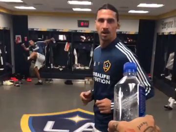 Ibrahimovic, haciendo el #BottleCapChallenge Ibrahimovic, haciendo el #BottleCapChallenge