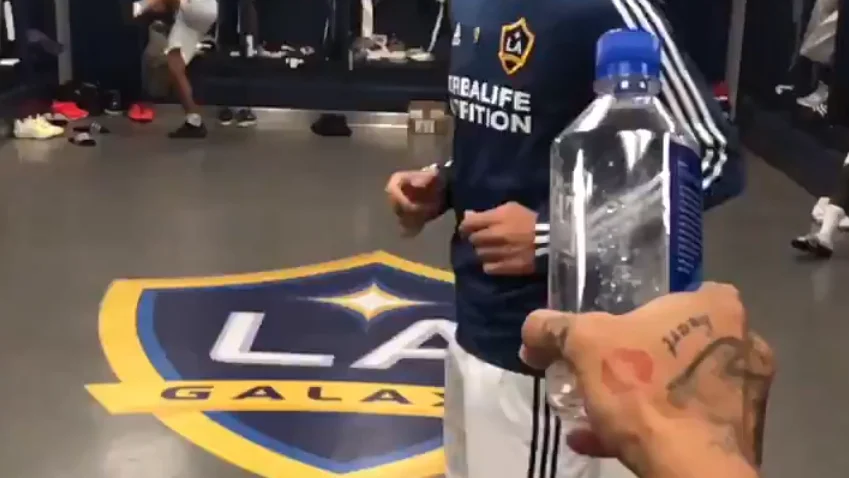 Ibrahimovic, haciendo el #BottleCapChallenge