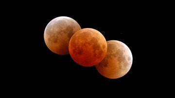 En los eclipses de Luna el satélite se ilumina de un color rojo sangre. 