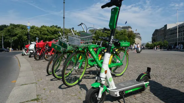 Imagen de archivo de bicicletas y patinetes eléctricos en la calle.